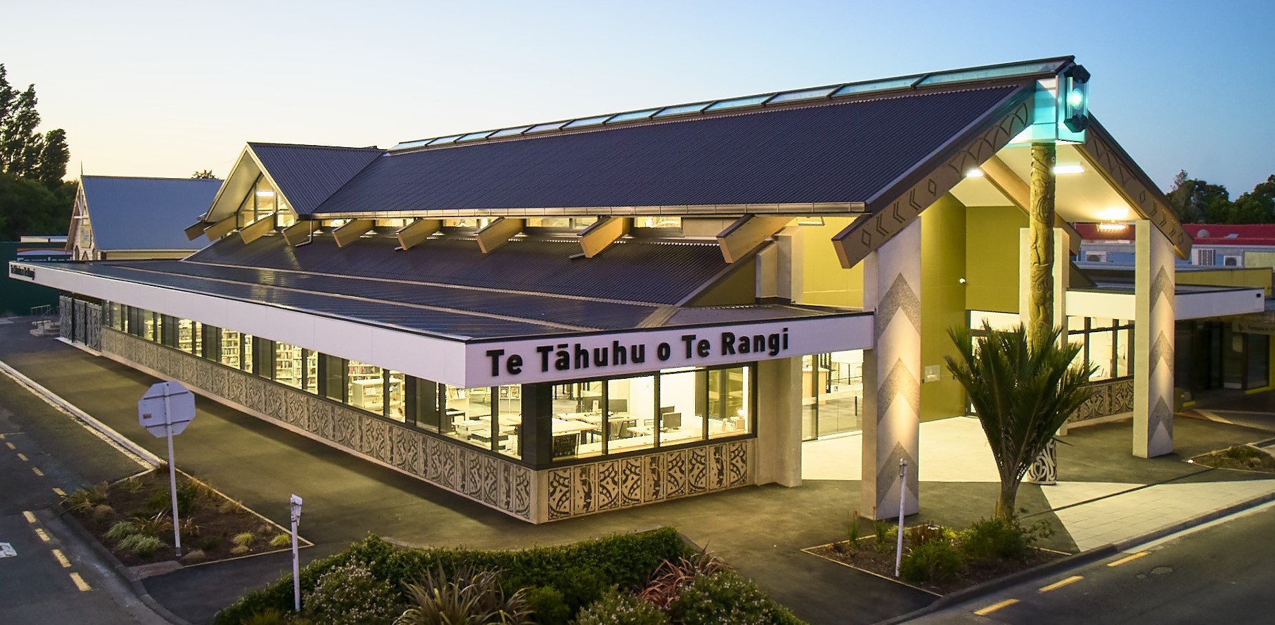 Photo showing the inside of Te Tahuhu o Te Rangi the new library 